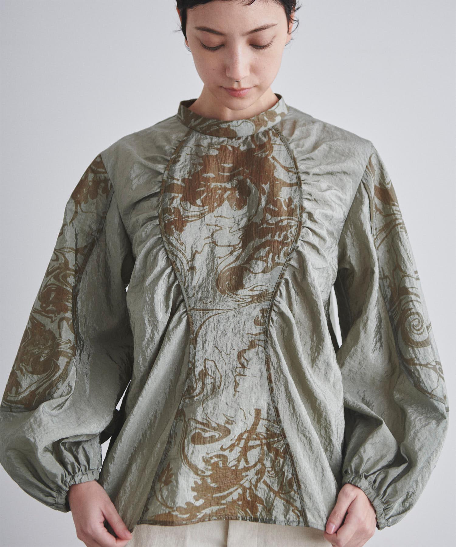 LACQUER GATHER BLOUSE