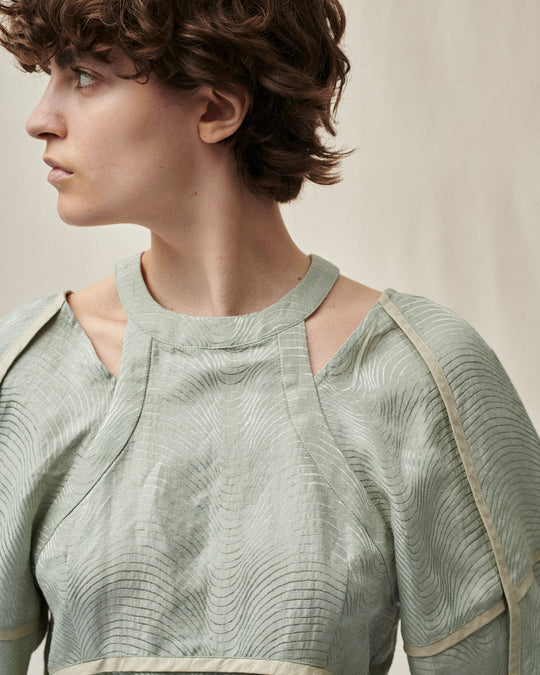 オンライン限定 LEVEE BLOUSEの着こなし特集